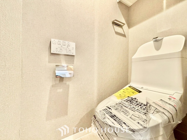 トイレ ◆トイレ◆トイレも全て新品に交換されており、清々しく新生活を始めることができます。白基調の清潔感のある空間に生まれ変わりました。