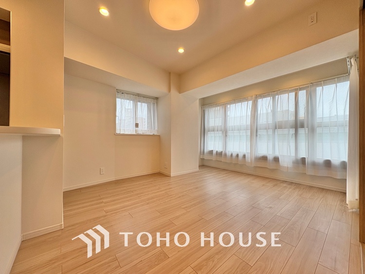 内装 居心地のいい暮らしには欠かせない眩い採光。ゆったりとした幅の窓からこの空間に降り注ぐ採光が絶えない。明るいリビングこそ居心地のいい暮らしが待っているのだと思う。