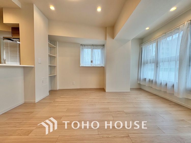 内装 叶えたかったのは落ち着きのあるナチュラルな風合い、そして開放感があるリビング。優雅な気分に浸れる幸せな時間を家族が自然と集まりたくなるこの空間で。