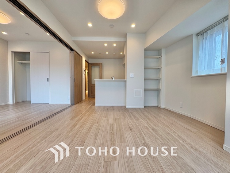 内装 ◆サンサンと◆差し込む太陽の光がこのリビングに笑いをもたらす。ソファの上のクッションがポカポカした暖気にぬくぬくと微睡んでいる。