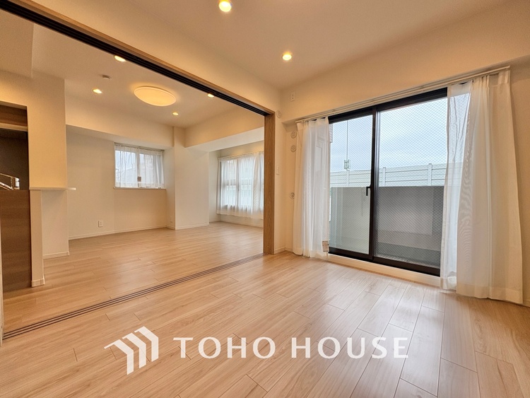 内装 使いやすく、明るい洋室に仕上がります。子供部屋や趣味のお部屋にご利用できます。ご自身で家具などを配置し、素敵な空間を創り上げられます。