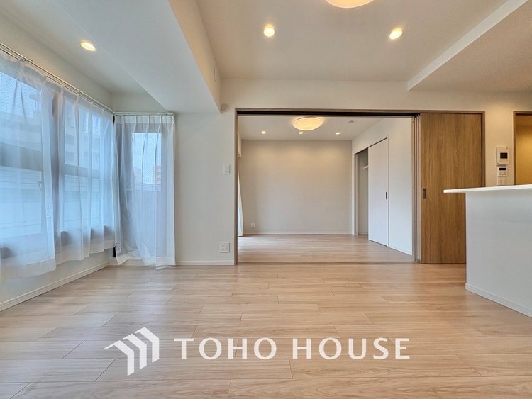 内装 ここはみんなが集い、食事と楽しい会話が始まる場所。話に夢中になりすぎて、ついつい時を忘れ、夜半過ぎになってしまう。そんな束の間の幸せを感じさせてくれます。