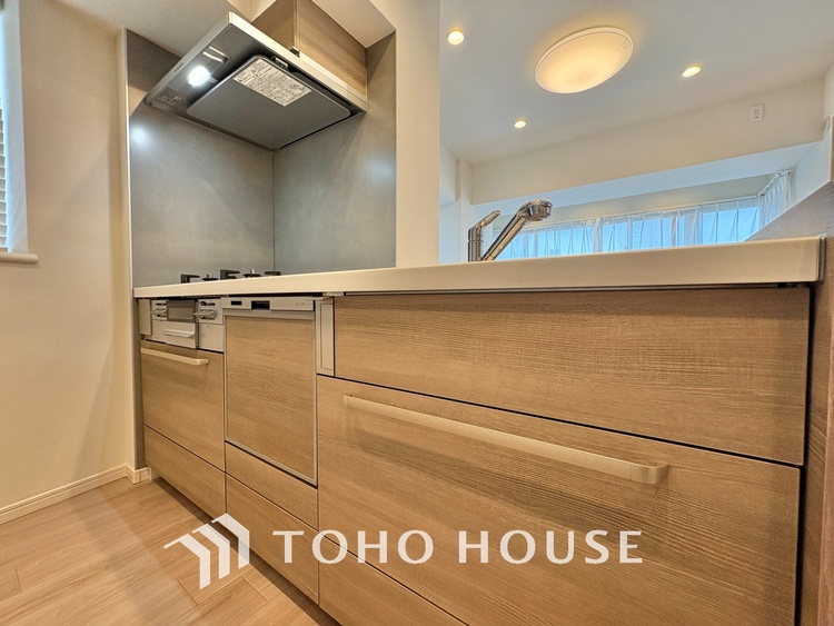 キッチン 手元の収納から、足元の収納までが全てスライド式で、奥のスペースまで有効に活用できます。奥まで上から見渡せるので、たまにしか使わない調理器具もサッと取出せます。