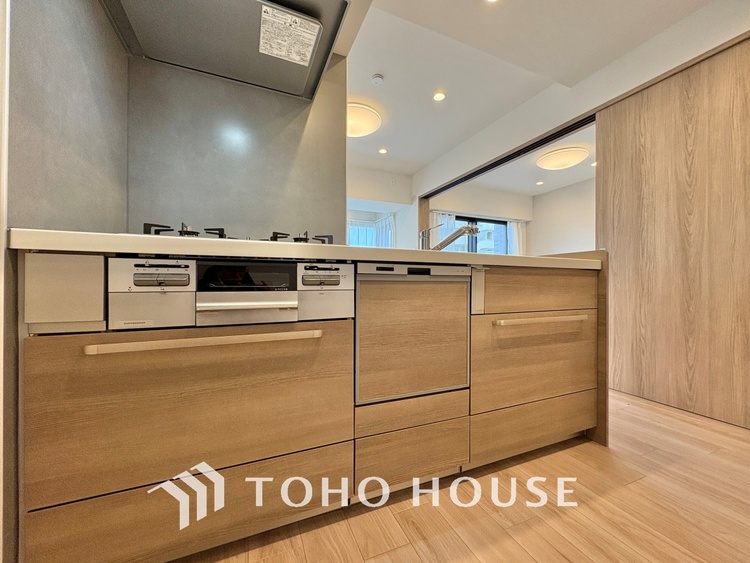 キッチン ◆愛育◆キッチンは家族の絆を育む大切な空間。シンプルで使い易いSystemKitchenで愉しく作る料理は愛情のある美味しいご馳走に。家族で使える広々としたダイニングキッチンです。