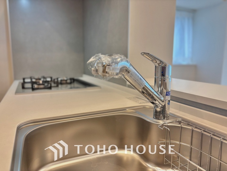 キッチン キッチンは家族の絆を育む大切な空間。シンプルで使い易いシステムキッチンで愉しく作る料理は愛情のある美味しいご馳走に。家族で使えるダイニングキッチンです。