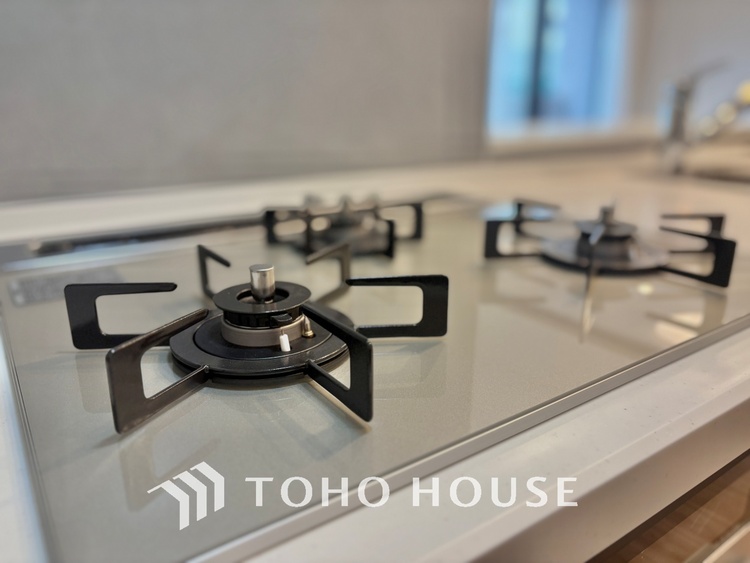 キッチン 毎日料理をする、料理が好き、家族が多くて量を作る必要がある、等の方々にとっては必須の３口コンロ。同時進行で効率アップはもちろん鍋を移動する回数が減り、無駄な動きを軽減することが出来ます。