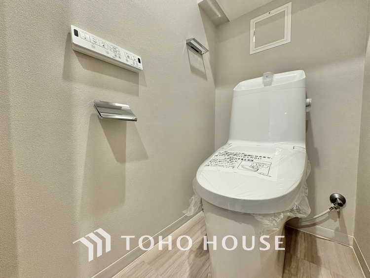 トイレ 清潔感あるホワイト調のクロスと温もり溢れるモダンカラーの床材が見事に調和した本邸宅は、毎日の生活を少しでも快適に過ごして頂ける様に落ち着いた雰囲気作りから行っています。