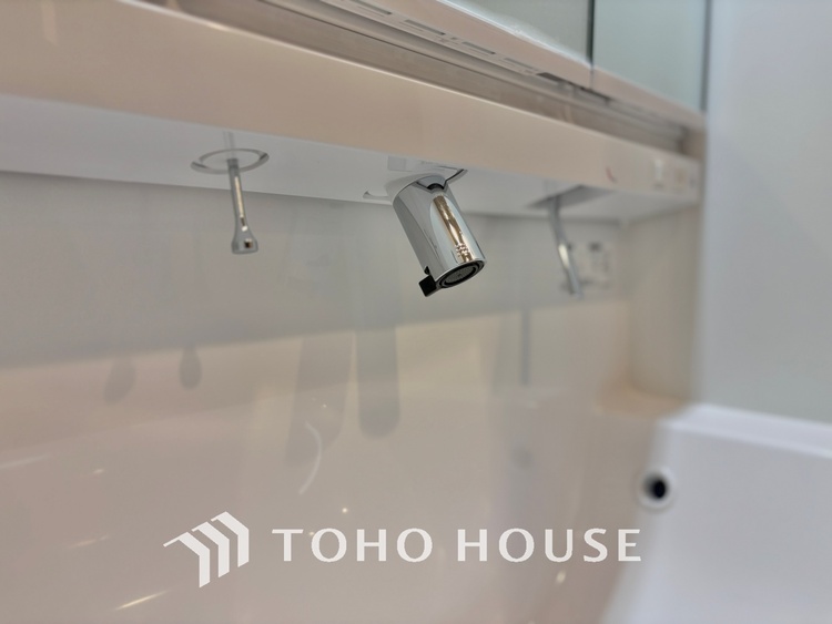 洗面 気持ちの良い朝をつくりだし、夕方には笑顔を取り戻させてくれるミラー。パウダールームはいつでも本来の自分を取り戻せる空間。明るく仕上げてあります。