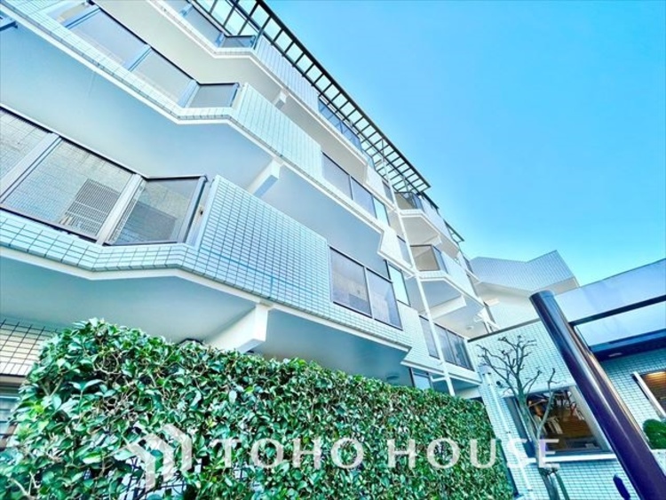 外観 ほんの少しのこだわり。ちょっとした色使いがその家がもつ雰囲気、趣（おもむき）を携え、暮らす家族や訪ねてくる友人・知人に新鮮な香りを運んできます。