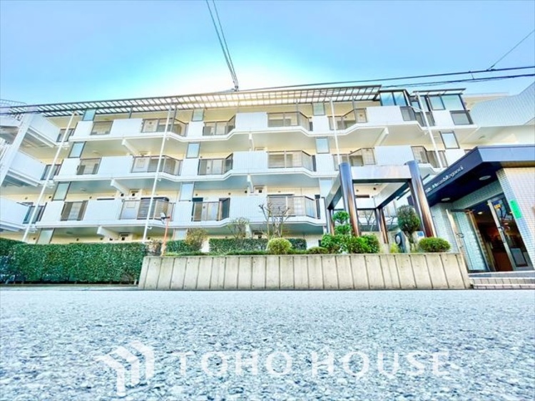 外観 ほんの少しのこだわり。ちょっとした色使いがその家がもつ雰囲気、趣（おもむき）を携え、暮らす家族や訪ねてくる友人・知人に新鮮な香りを運んできます。