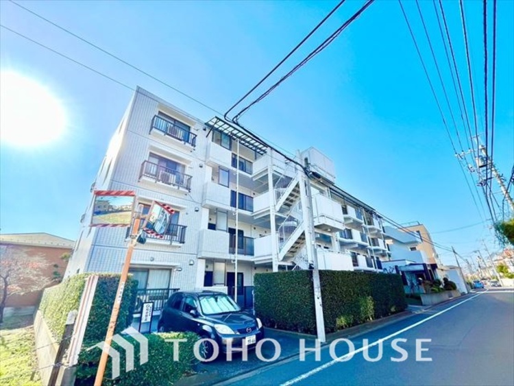 外観 ほんの少しのこだわり。ちょっとした色使いがその家がもつ雰囲気、趣（おもむき）を携え、暮らす家族や訪ねてくる友人・知人に新鮮な香りを運んできます。