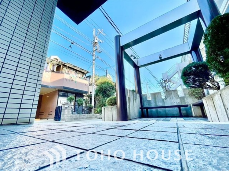 外観 ほんの少しのこだわり。ちょっとした色使いがその家がもつ雰囲気、趣（おもむき）を携え、暮らす家族や訪ねてくる友人・知人に新鮮な香りを運んできます。