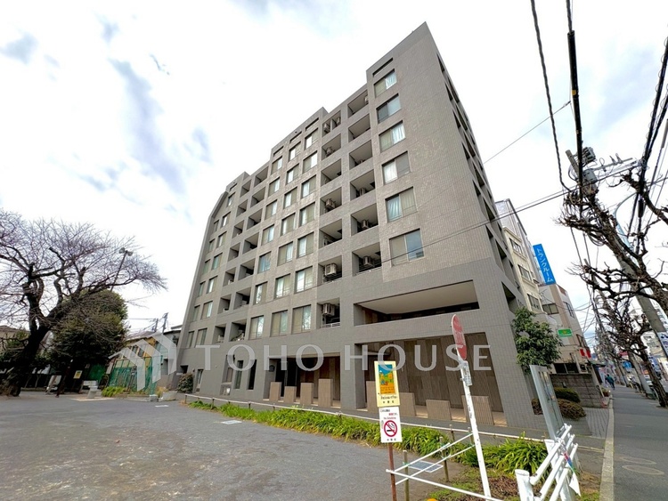 外観 【Exterior】落ち着いた街並みに佇むマンションの外観。室内は現在リフォーム中で、新しい住空間がこれから整えられていきます。