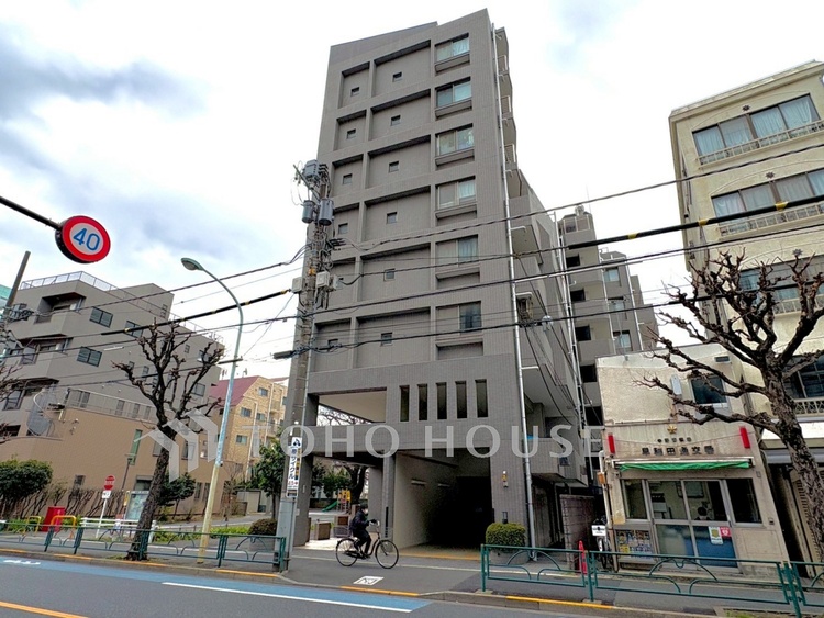 外観 【Exterior view】街並みに自然と溶け込む外観。室内はリフォーム中のため、完成後の新しい暮らしが楽しみになる住まいです。