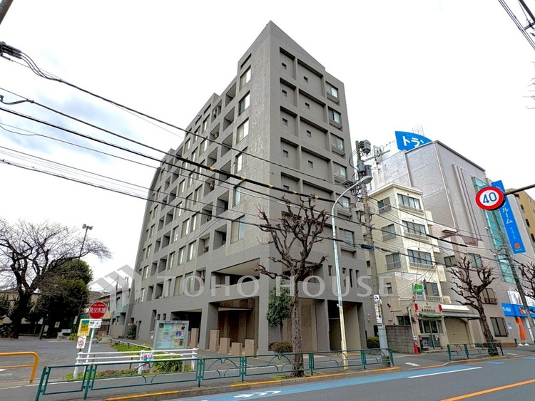 外観 【Exterior view】周囲の街並みと調和する外観。室内はリフォーム中につき、完成後の空間が待ち遠しく感じられます