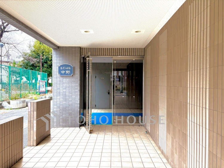 外観 【Entrance】住まいの第一歩となる玄関スペース。帰宅するたびに、ほっと安心できる空間が迎えてくれます。