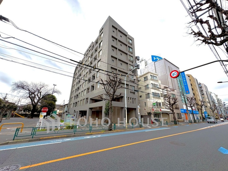 外観 【Exterior view】街並みに静かに溶け込むマンションの外観。落ち着いた佇まいが、穏やかな暮らしを想像させてくれます。