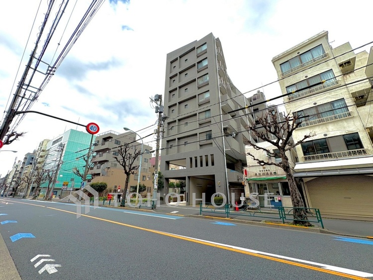 外観 【Exterior】少し離れた場所から望む建物全体の姿。周囲の街並みと調和した、落ち着きのある外観です。