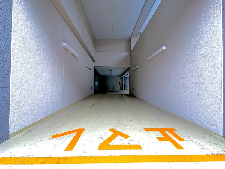 駐車場 【Parking】敷地内に設けられた駐車スペース。日々のカーライフを支える便利な設備です。