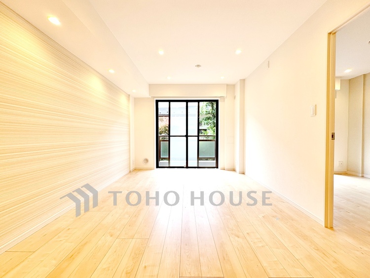 内装 【リビング】明るい陽光が差し込み、毎日の暮らしをやさしく包み込む。。