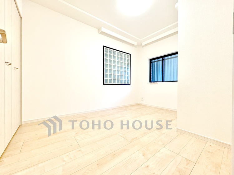 内装 【洋室】自然光が差し込む明るい洋室は、居心地の良いプライベート空間。家具の配置もしやすく、多様なライフスタイルに対応します。