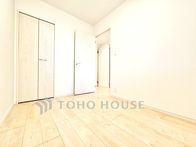 内装 【居室】ゆったりとした広さで、ベッドを置いても余裕のある空間です。