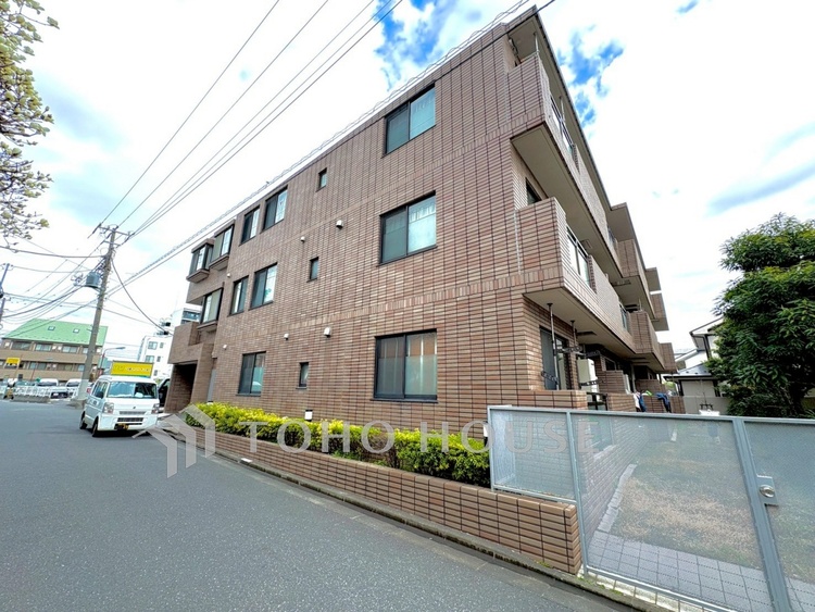 外観 【Exterior view】街並みに自然と溶け込む外観。室内はリフォーム中のため、完成後の新しい暮らしが楽しみになる住まいです。