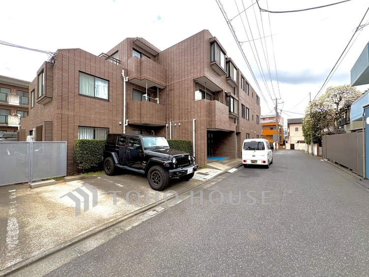 外観 【Exterior view】街並みに静かに溶け込むマンションの外観。落ち着いた佇まいが、穏やかな暮らしを想像させてくれます。