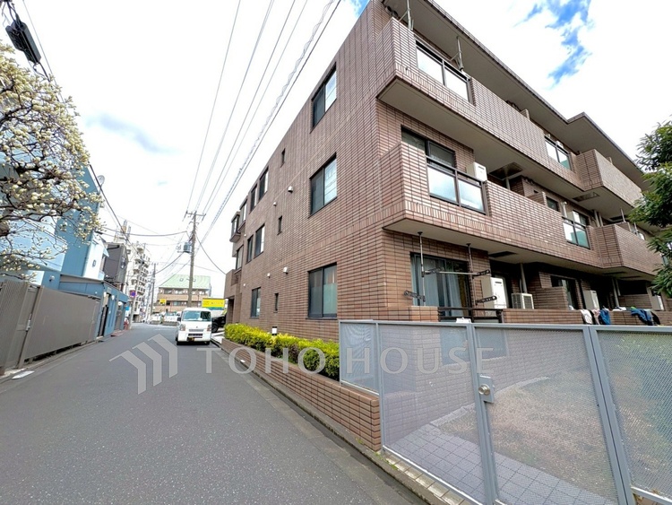 外観 【Exterior】少し離れた場所から望む建物全体の姿。周囲の街並みと調和した、落ち着きのある外観です。