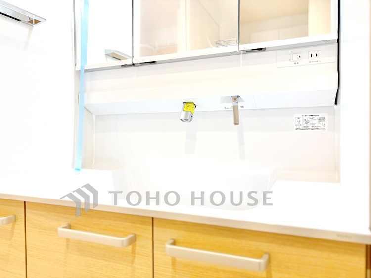 洗面 【洗面化粧台】朝の身支度もスムーズにこなせそうなスペースです。