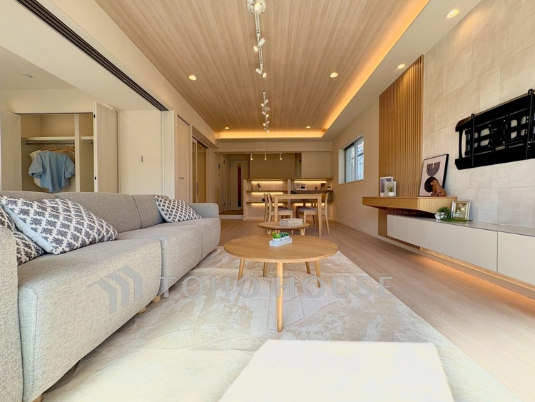 内装 【Living Room】やわらかな光が差し込む午後。家具を配置することで、空間の広がりがより鮮明に。ここから始まる穏やかな日常を。