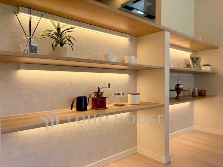 内装 【Living Room】窓を開けると通り抜ける心地よい風。ソファを置いた先に広がる、家族のくつろぎ時間。実際の開放感は現地でぜひ。