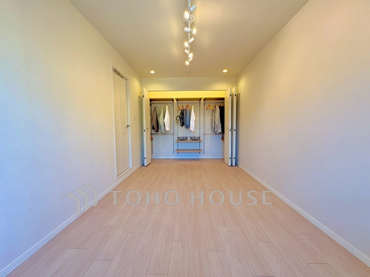 内装 【Private Room】やわらかな光が差し込む朝。書斎にも、子ども部屋にも使える柔軟な設計。暮らしに合わせて変化できる一室です。