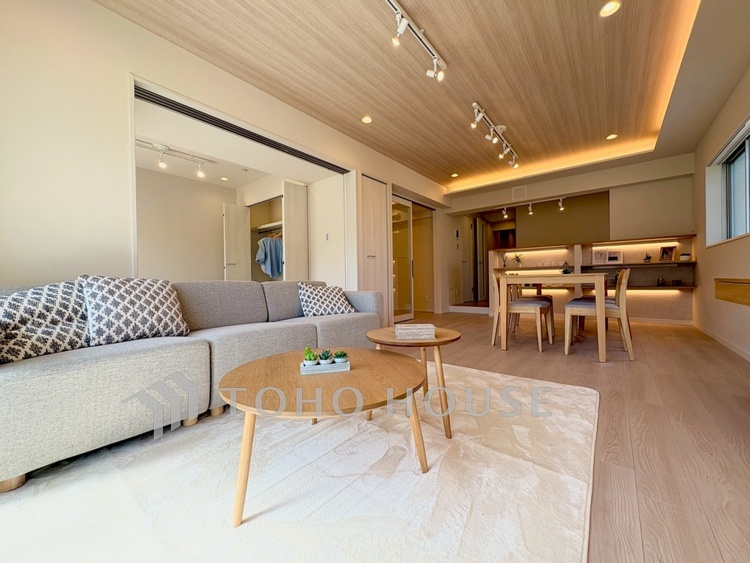 内装 【Living Room】空間に余白があるという贅沢。家具を配置してもゆとりを感じる設計。自然と人が集まるリビングです。