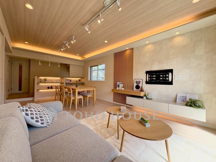 内装 【Living Room】ダウンライトに照らされる静かな夜。テーブルを囲む時間が、何気ない幸せに変わる。生活動線もスムーズな空間です。