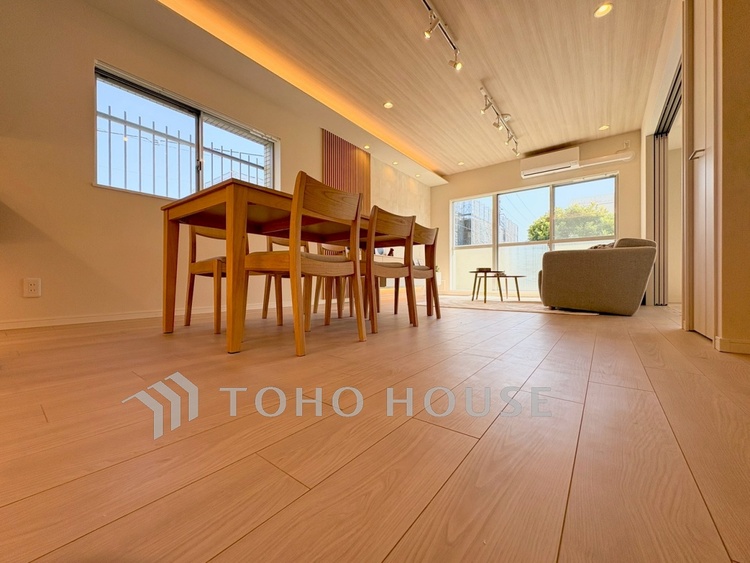 内装 【Living Room】帰宅後、ほっと一息つける場所。家具配置により、暮らしのサイズ感もイメージしやすく。毎日を整えるリビングです。