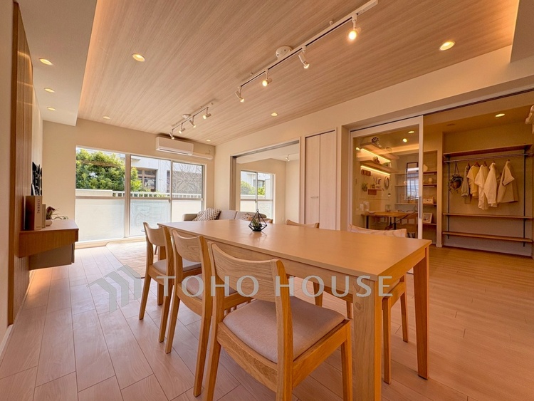 内装 【Living Room】キッチンへとつながる自然な動線。家族の気配を感じながら過ごす時間。実用性と心地よさを兼ね備えた空間です。