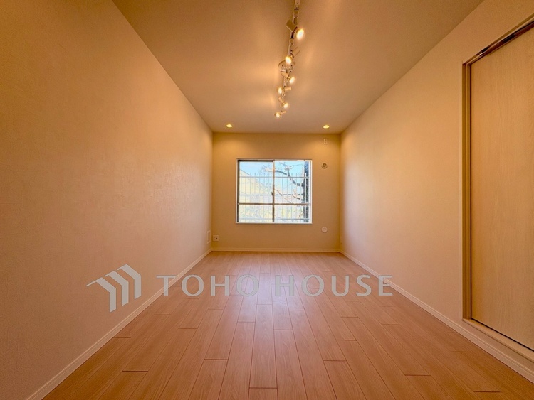 内装 【Bedroom】深呼吸したくなる静けさ。家具配置を想定しやすい整った形状。落ち着きある毎日を支える空間です。