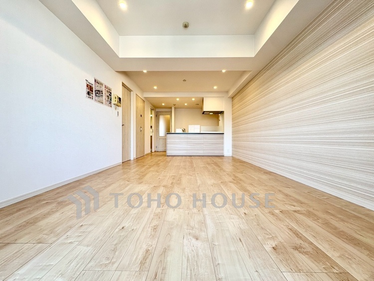 内装 【Living Room】やわらかな光が差し込む午後。家具を配置することで、空間の広がりがより鮮明に。ここから始まる穏やかな日常を。