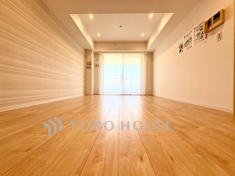 内装 【Living Room】窓を開けると通り抜ける心地よい風。ソファを置いた先に広がる、家族のくつろぎ時間。実際の開放感は現地でぜひ。