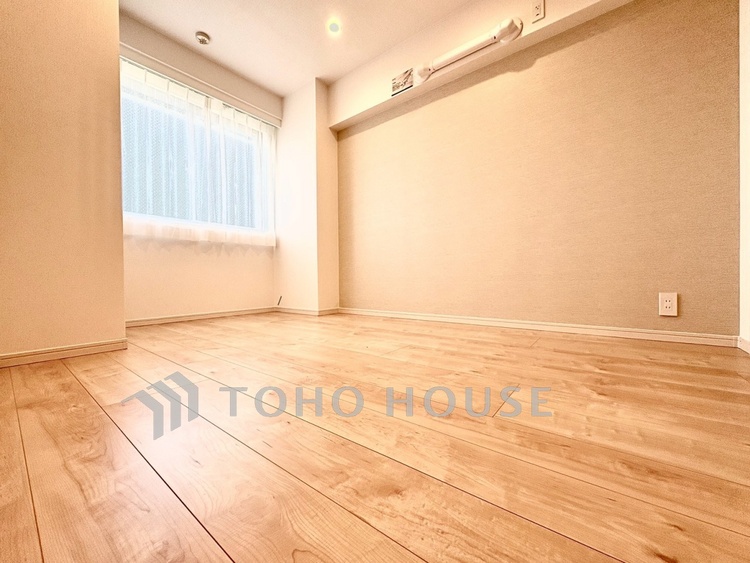 内装 【Private Room】やわらかな光が差し込む朝。書斎にも、子ども部屋にも使える柔軟な設計。暮らしに合わせて変化できる一室です。