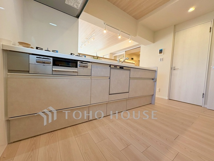 キッチン 【Kitchen】湯気が立ちのぼるたび、会話が弾む。リビングを見渡せる配置で、家族の気配を感じながら料理ができます。日常をやさしく支える空間です。