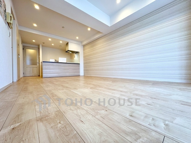 内装 【Living Room】空間に余白があるという贅沢。家具を配置してもゆとりを感じる設計。自然と人が集まるリビングです。