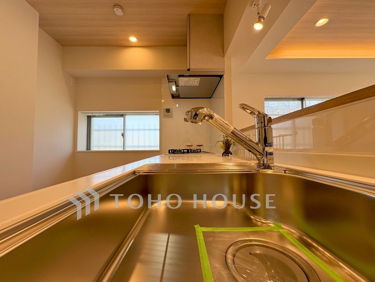 キッチン 【Kitchen】やわらかな光に包まれる調理時間。対面式で、料理をしながら自然と会話が生まれる空間。暮らしの中心になる場所です。