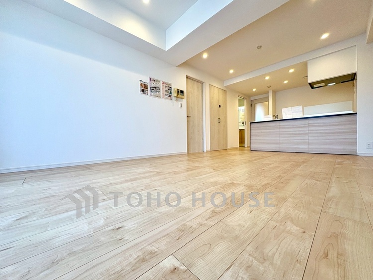 内装 【Living Room】ダウンライトに照らされる静かな夜。テーブルを囲む時間が、何気ない幸せに変わる。生活動線もスムーズな空間です。