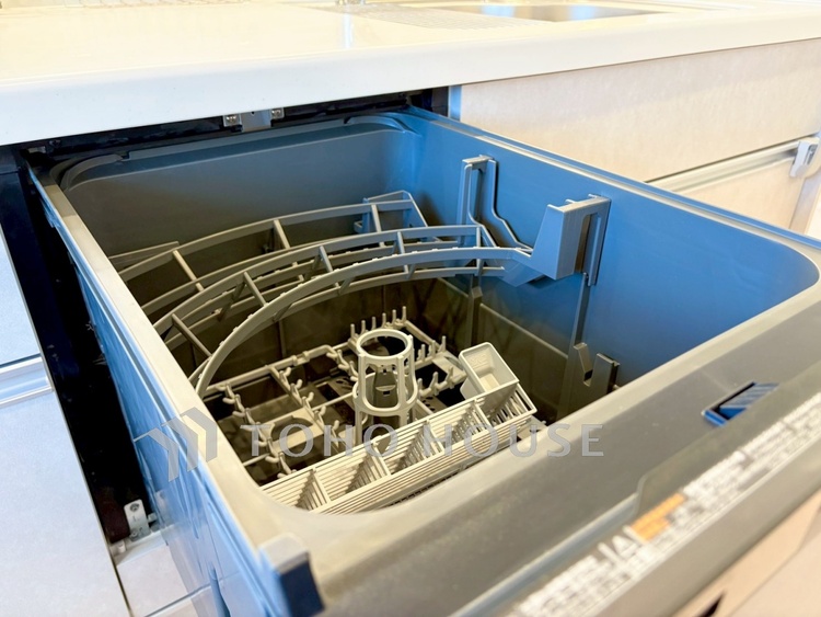 キッチン 【Kitchen】機能性と美しさを兼ね備えた設計。収納もしっかり確保され、生活感をすっきり保てます。日々を整えるキッチンです。