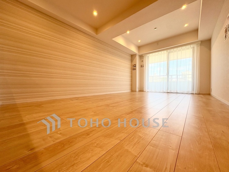 内装 【Living Room】キッチンへとつながる自然な動線。家族の気配を感じながら過ごす時間。実用性と心地よさを兼ね備えた空間です。