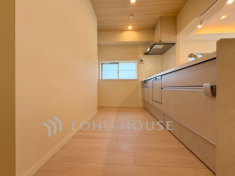 キッチン 【Kitchen】音や香りがリビングへと広がる心地よさ。家族との距離が近い対面キッチン。自然と人が集まる空間です。