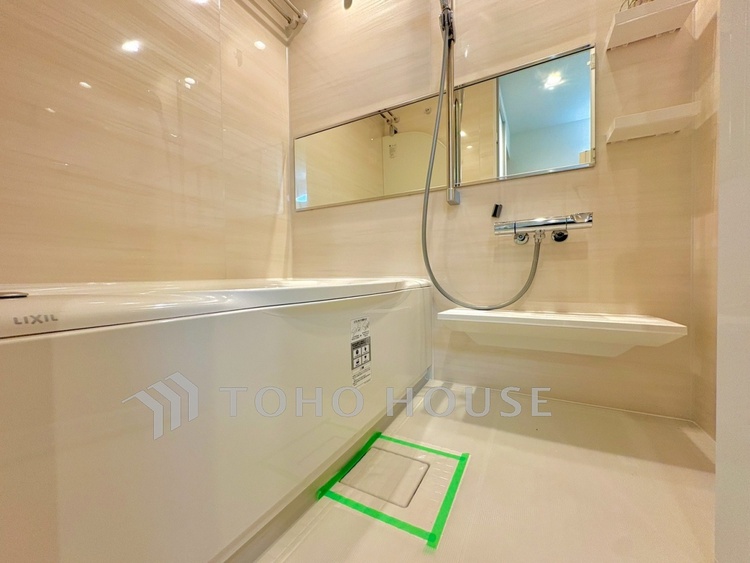 風呂 【Bathroom】一日の疲れをゆっくりと癒す空間。足を伸ばして入れる浴槽で、心までほどける時間を。