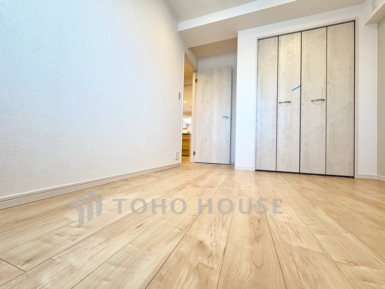 内装 【Bedroom】深呼吸したくなる静けさ。家具配置を想定しやすい整った形状。落ち着きある毎日を支える空間です。